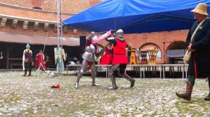 Рыцарский поединок во время фестиваля в Краковском барбакане.