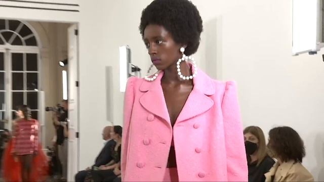 Показ женской коллекции Carolina Herrera весна-лето 2022