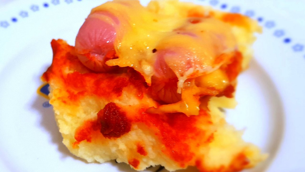 Запеканка из картофельного пюре с сосисками