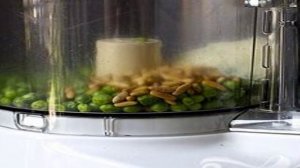 Лингвини с соусом из зеленого горошка