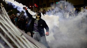 Столкновение полицейских и митингующей молодежи произошло с столице Перу