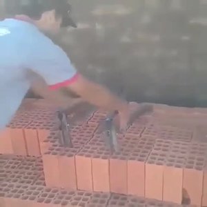 Приспособление для переноски кирпичей.