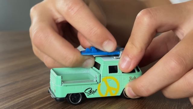 Марк демонстрирует новые литые модели в масштабе 1:64 — Tesla, Range Rover, DeLorean, Jaguar и други смотреть онлайн