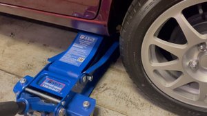 Подкатной низкопрофильный домкрат AE&T Т31703 с грузопоъёмностью 3 тонны