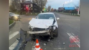 Полицейские разбираются в обстоятельствах аварии, в которой пострадали два человека