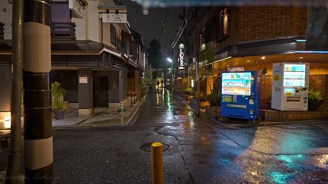 Прогулка по Киото во время ночного ливня (Япония) смотреть онлайн