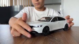 Марк распаковывает грузовик Scania в масштабе 1:18, Honda Accord и Bugatti Chiron
