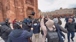 ЖУРНАЛИСТЫ АТАКОВАЛИ ЛОЛИТУ ВОПРОСАМИ НА ПОХОРОНАХ ТИГРАНА КЕОСАЯНА