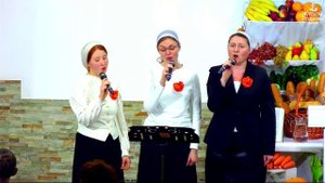 Кружатся и падает лист кленовый