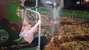 Настя и Ульяна показывают трюк.