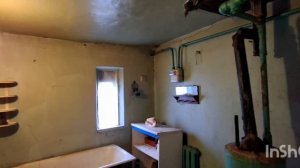 Большой дом на берегу реки в городе