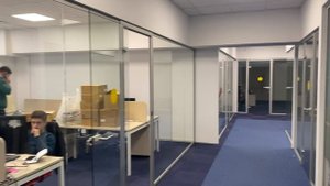 Прозрачные невысокие перегородки Crystal шумозащитными для Calisto Holding до тонировки