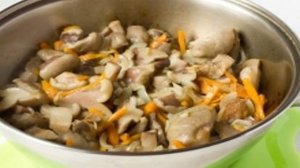 Маслята, тушеные в сметане