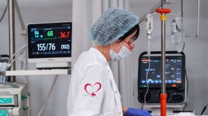 Пострадавшая при нападении с ножом на техникум находится в реанимации