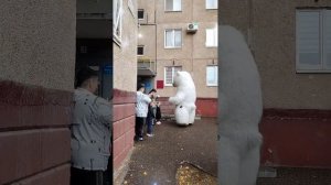 Поздравление от белого мишки в Оренбурге .mp4
