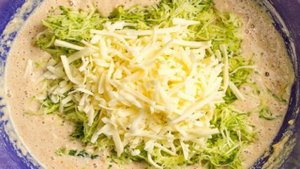 Кабачковые кексы с луком и беконом