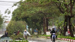 Минимум 12 человек погибли во время шторма во Вьетнаме