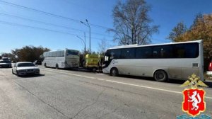В Екатеринбурге 14 человек пострадали при столкновении двух автобусов