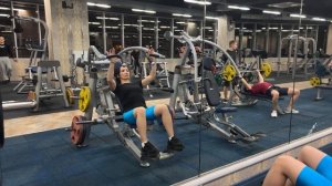 жим на наклонной скамье в тренажере