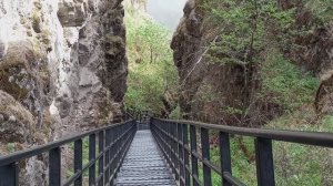 Что там внизу? Опасный крутой спуск!