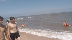 Идем с парнями по берегу Азовского моря в станице Голубицкая