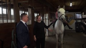 Новосибирской конноспортивной школе подарили на юбилей теплый манеж