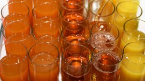 В Госдуме предложили ежедневно давать школьникам на завтрак сок