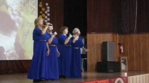 Керчаночки. концерт санаторий Москва. По круглым камушка течет ручей.