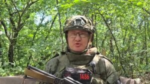 Дочь военного исполняет песни на языке жестов, чтобы поддержать слабослышащих бойцов.