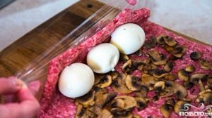 Мясной рулет с грибами и яйцом