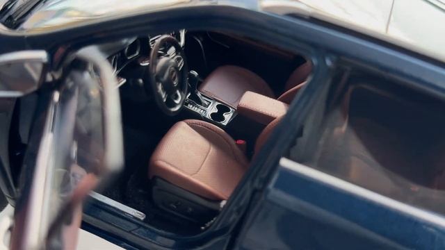 Jeep Grand Commander в масштабе 1:18 — багажник, полный колы смотреть онлайн