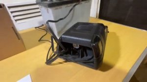 Готовлюсь заряжать автомобильный аккумулятор зарядный устройством Триада-50 в виде автомобиля джип