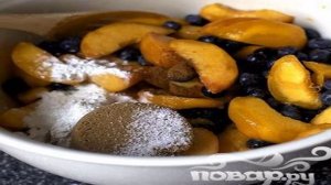 Коблер с персиками и черникой