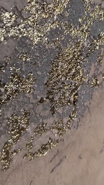 Декоративная штукатурка с золотыми жилами