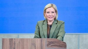 Любимова вручила госнаграды и ордена артистам и деятелям культуры