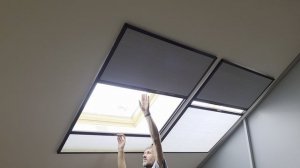 Комбинированная штора в раме на мансардное окно, день-ночь