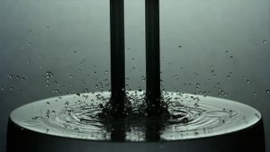 Брызги воды от опущенного в воду камертона в сверхзамедленной съёмке 30 000 кадров в секунду.