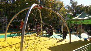 На месте старой детской площадки – новый игровой комплекс