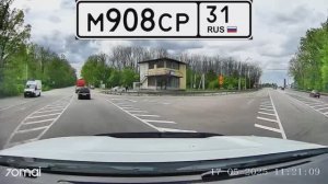 Что творит этот отморозок на дороге?