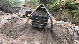 Строительство, экскаватор копает песок