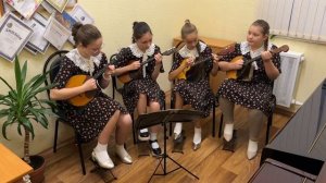 "Девчонки танцуют на палубе" (муз.А.Пахмутова,   сл.С.Гребенникова и Н.Добронравова)