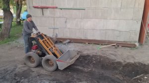 Мини погрузчик в работе