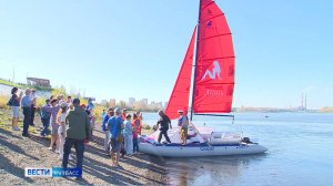 По Томи впервые прошёл катамаран с алыми парусами