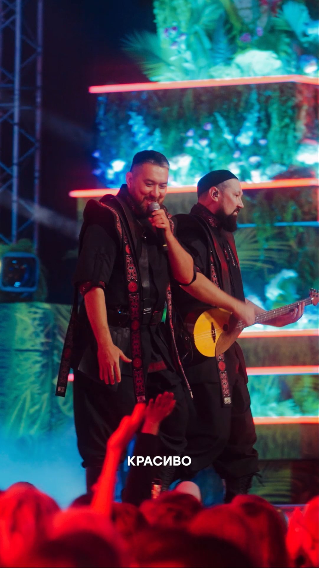 Смотрите влог с «Новой волны» на нашем канале.
На сцене зритель видит свет, музыку, красоту. Но за к смотреть онлайн