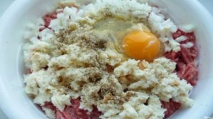 Мясной рулет с черносливом и орехами