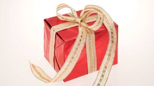 SHOT: мошенники придумали способ обманывать именинниц через доставку подарков