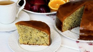 Маковый пирог с фруктовой глазурью.