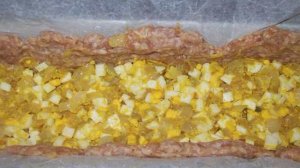Мясной рулет с яйцом и луком