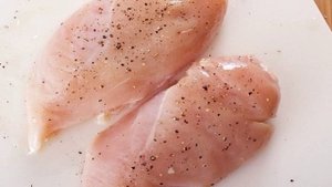 Курица на гриле с овощами и соусом барбекю