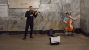 Остановимся и послушаем.... в метро.